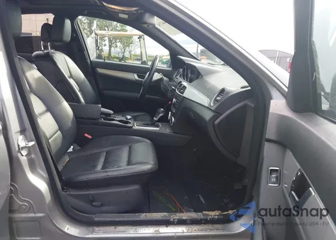 2012 Mercedes-Benz C 250 Luxury/Sport z USA, uszkodzony, nr VIN WDDGF4HB3CF852831